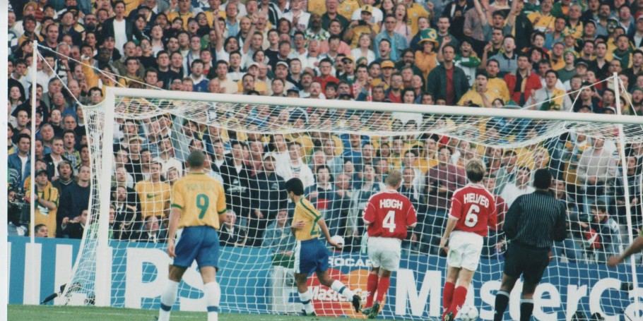 Bebeto marca contra a Dinamarca na Copa de 1998