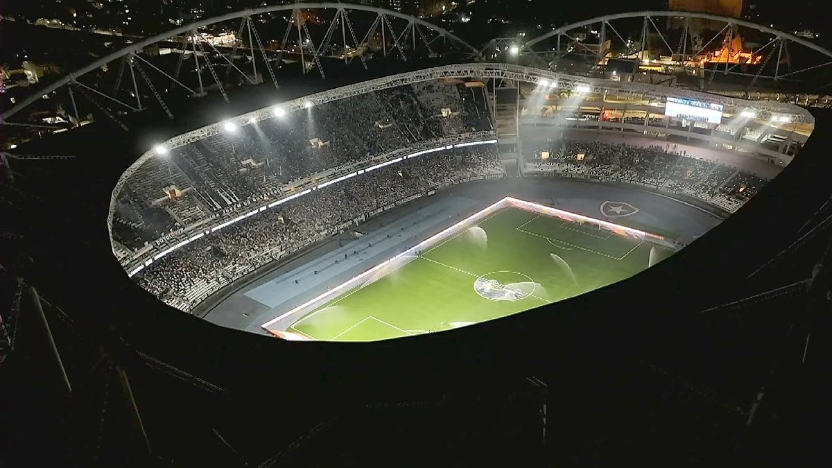 Vista aérea do Estádio Nilton Santos (Engenhão) e irrigação do gramado sintético em Botafogo x Atlético-MG | Campeonato Brasileiro 2024
