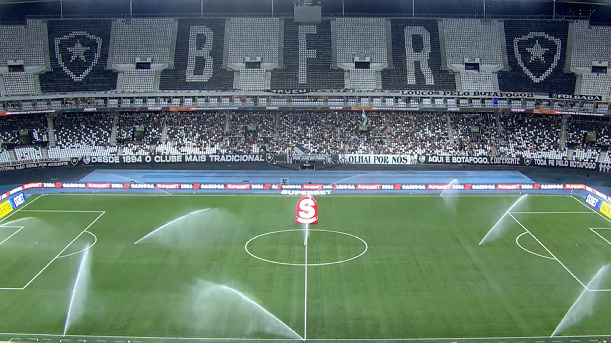Irrigação do gramado sintético em Botafogo x Boavista | Semifinal da Taça Rio 2026