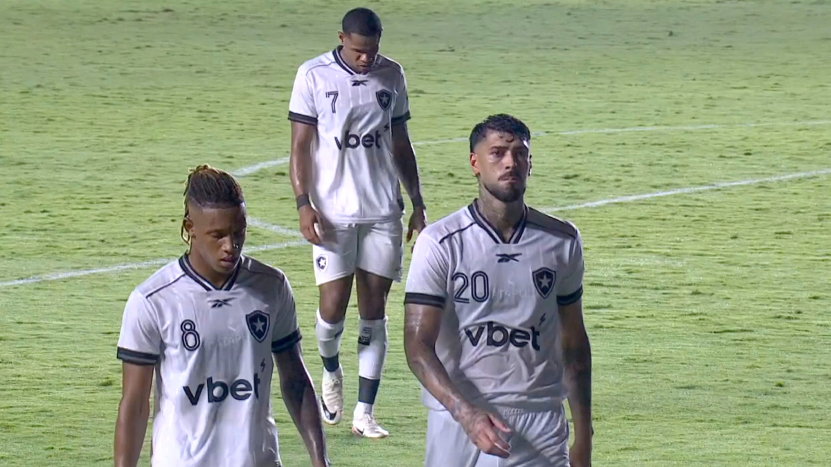Saída de campo no intervalo de Danilo, Júnior Santos e Alexander Barboza em Vasco x Botafogo | Campeonato Brasileiro 2026