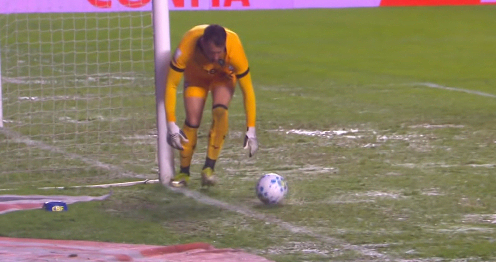 Neto e lama no gramado na pequena área em São Paulo x Botafogo | Campeonato Brasileiro 2026