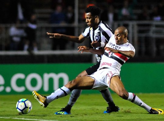 COM FESTIVAL DE ERROS DE ARBITRAGEM E DO BOTAFOGO, SÃO PAULO VENCE NO MORUMBI: 3 A 2 COM FESTIVAL DE ERROS DE ARBITRAGEM E DO BOTAFOGO, SÃO PAULO VENCE NO MORUMBI: 3 A 2
