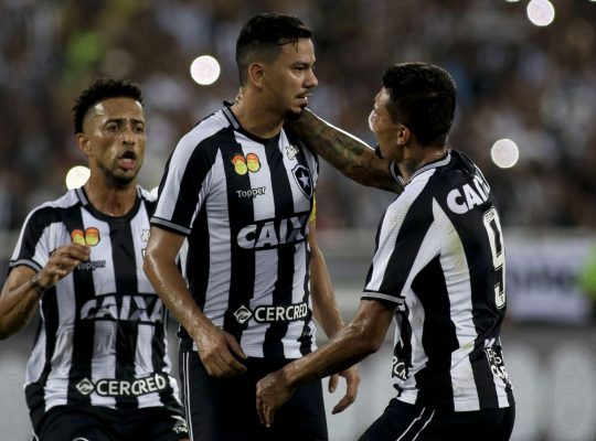 BOTAFOGO VENCE ATLÉTICO-PR E PASSARÁ A COPA DO MUNDO NA PRIMEIRA PÁGINA DO BRASILEIRÃO BOTAFOGO VENCE ATLÉTICO-PR E PASSARÁ A COPA DO MUNDO NA PRIMEIRA PÁGINA DO BRASILEIRÃO