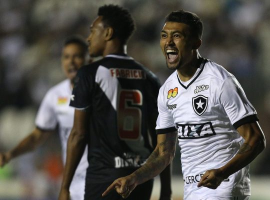 BOTAFOGO BATE O VASCO EM SÃO JANUÁRIO E VENCE A PRIMEIRA FORA DE CASA NO BRASILEIRÃO BOTAFOGO BATE O VASCO EM SÃO JANUÁRIO E VENCE A PRIMEIRA FORA DE CASA NO BRASILEIRÃO