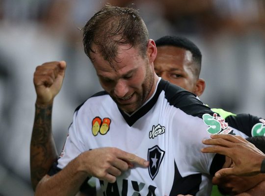 Liderança e heroísmo: Joel Carli completa hoje 100 jogos pelo Botafogo Liderança e heroísmo: Joel Carli completa hoje 100 jogos pelo Botafogo