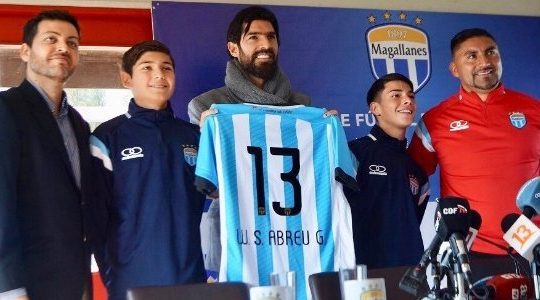Loco Abreu amplia recorde e se apresenta ao Magallanes, da Segundona do Chile Loco Abreu amplia recorde e se apresenta ao Magallanes, da Segundona do Chile