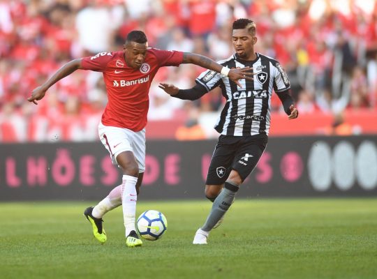 BOTAFOGO ERRA MUITO E É PRESA FÁCIL PARA O INTERNACIONAL: 3 A 0 BOTAFOGO ERRA MUITO E É PRESA FÁCIL PARA O INTERNACIONAL: 3 A 0
