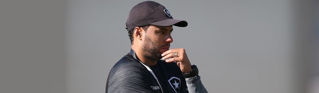 Jair Ventura durante treino do Botafogo em 2017