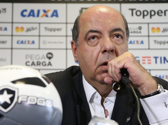 Presidente do Botafogo repudia invasão à sede e justifica antecipação de cotas da TV: ‘Flamengo também fez’ Presidente do Botafogo repudia invasão à sede e justifica antecipação de cotas da TV: ‘Flamengo também fez’