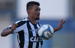 Botafogo é condenado a pagar R$ 200 mil a Kieza por dívidas trabalhistas; cabe recurso