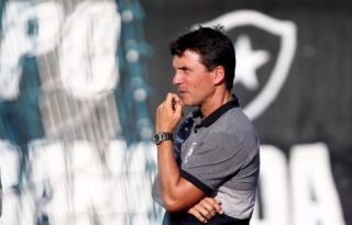 Zé Ricardo lembra ‘absurdo’ em demissão do Botafogo e hostilidade da torcida no aeroporto