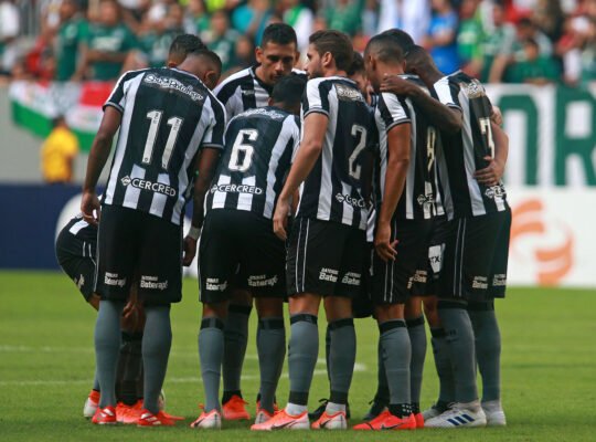 Botafogo enfrentará o Vasco com quatro titulares pendurados com dois cartões amarelos Botafogo enfrentará o Vasco com quatro titulares pendurados com dois cartões amarelos
