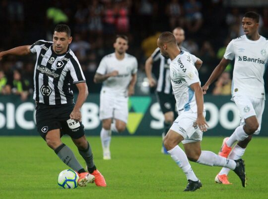 BOTAFOGO NÃO CRIA, PERDE DO GRÊMIO E CONHECE O PRIMEIRO REVÉS NO RIO BOTAFOGO NÃO CRIA, PERDE DO GRÊMIO E CONHECE O PRIMEIRO REVÉS NO RIO