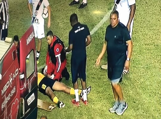 Árbitro passa mal e deixa campo de ambulância durante final entre Botafogo e Vasco Árbitro passa mal e deixa campo de ambulância durante final entre Botafogo e Vasco