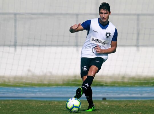 Marcinho ganha espaço e aproveita chance no meio-campo do Botafogo Marcinho ganha espaço e aproveita chance no meio-campo do Botafogo