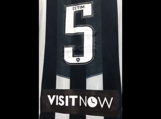 Plataforma de reservas ‘Visit Now’ estampa camisa do Botafogo no jogo contra o Santos Plataforma de reservas ‘Visit Now’ estampa camisa do Botafogo no jogo contra o Santos