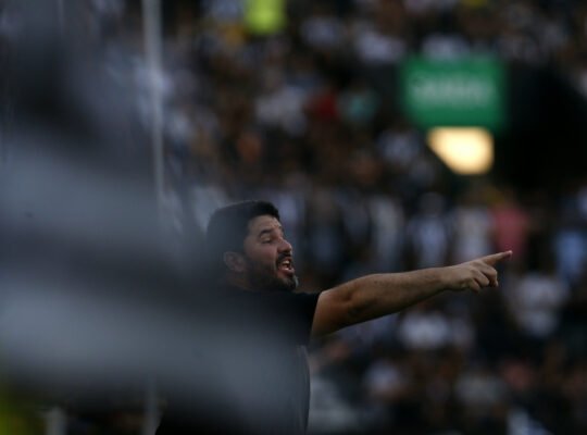 Barroca lamenta venda de mando de campo no Botafogo para clássico com Fluminense Barroca lamenta venda de mando de campo no Botafogo para clássico com Fluminense