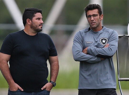 Montenegro cita pressão da torcida, diz que Botafogo errou ao demitir Barroca em 2019 e elogia Jair Montenegro cita pressão da torcida, diz que Botafogo errou ao demitir Barroca em 2019 e elogia Jair