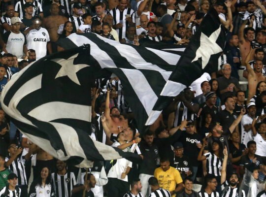 Estudo destrói falácia de que Botafogo só briga para não cair no Brasileiro; desempenho médio é superior a de Santos, Fluminense e Vasco Estudo destrói falácia de que Botafogo só briga para não cair no Brasileiro; desempenho médio é superior a de Santos, Fluminense e Vasco