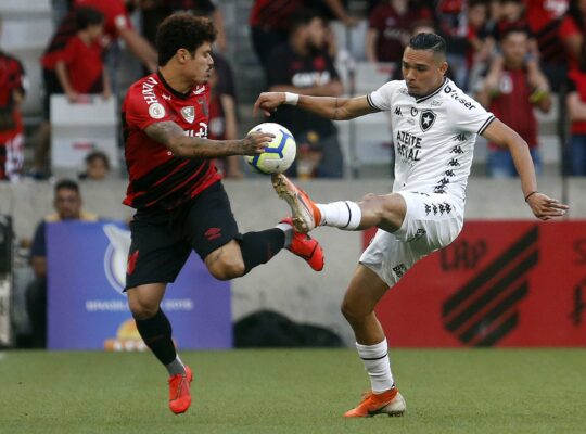 Botafogo volta a repudiar Athletico-PR por aliciamento de jovem atleta e critica nota oficial Botafogo volta a repudiar Athletico-PR por aliciamento de jovem atleta e critica nota oficial