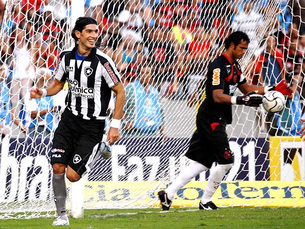 Loco Abreu comemora gol de cavadinha no goleiro Bruno em Botafogo x Flamengo | Campeonato Carioca 2010