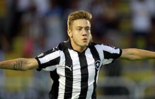 Hoje na Finlândia, Luis Henrique recorda saída do Botafogo para ganhar menos no Athletico-PR: ‘Decisão minha’
