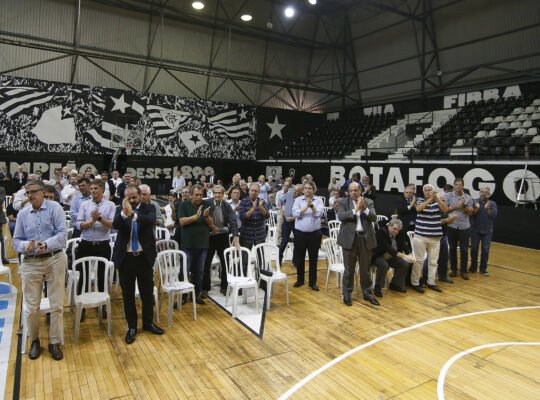 Botafogo planeja antecipar projeto de virar clube-empresa devido à crise Botafogo planeja antecipar projeto de virar clube-empresa devido à crise