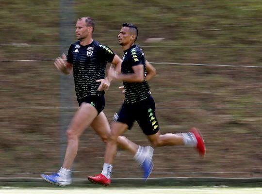 Blog diz que Botafogo colocou Carli, Cícero e Bochecha no mercado: ‘Não estão nos planos e já foram comunicados’ Blog diz que Botafogo colocou Carli, Cícero e Bochecha no mercado: ‘Não estão nos planos e já foram comunicados’