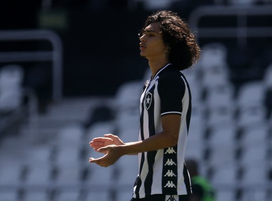 Tiano cita conversa aberta e vê chances ‘gigantes’ de Matheus Nascimento assinar contrato profissional com o Botafogo Tiano cita conversa aberta e vê chances ‘gigantes’ de Matheus Nascimento assinar contrato profissional com o Botafogo