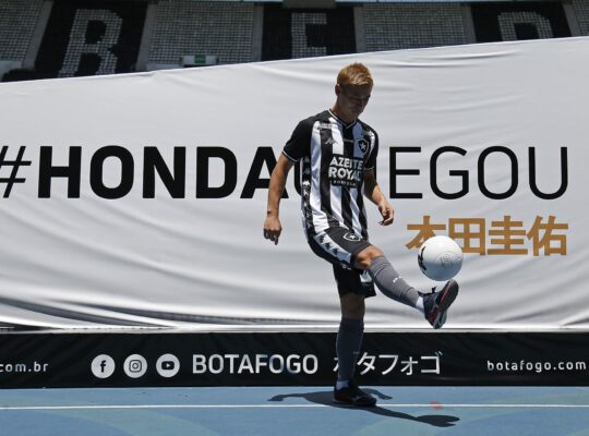 Chegada de Honda pode melhorar a criatividade no meio-campo do Botafogo Chegada de Honda pode melhorar a criatividade no meio-campo do Botafogo