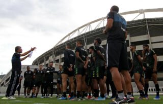 Sem pensar em voltar a treinar, Botafogo caminha para três meses de atraso de salários
