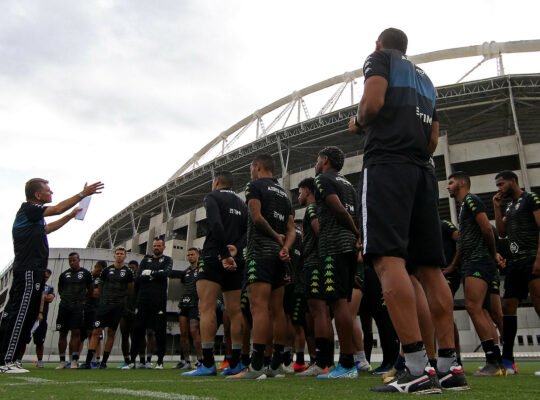 Botafogo seguirá outros clubes e concederá férias de 20 dias a jogadores e funcionários Botafogo seguirá outros clubes e concederá férias de 20 dias a jogadores e funcionários
