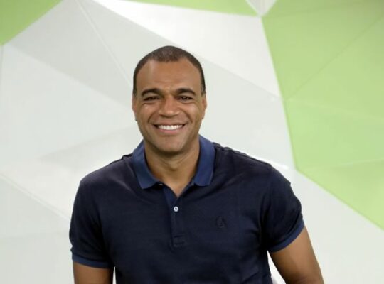 Denilson detona interesse do Botafogo por Robben: ‘Vai atrás do Batman também’ Denilson detona interesse do Botafogo por Robben: ‘Vai atrás do Batman também’