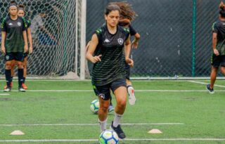 Futebol feminino: Botafogo renova contrato da meio-campista Gaby Louvain
