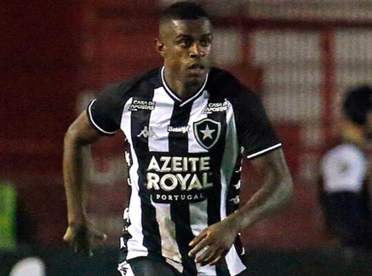 Botafogo traça prioridades e busca renovações com trio de destaque Botafogo traça prioridades e busca renovações com trio de destaque