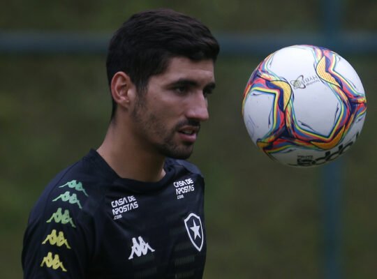 Quebra-cabeça de Autuori: Botafogo tem indefinição na lateral-direita Quebra-cabeça de Autuori: Botafogo tem indefinição na lateral-direita