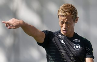 Keisuke Honda é alvo de elogios no Botafogo: ‘Sempre pensa no coletivo. Acho extraordinário’
