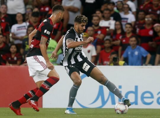 BOTAFOGO FAZ BOM PRIMEIRO TEMPO, JOGA MAL NO SEGUNDO E É BATIDO PELO FLAMENGO BOTAFOGO FAZ BOM PRIMEIRO TEMPO, JOGA MAL NO SEGUNDO E É BATIDO PELO FLAMENGO