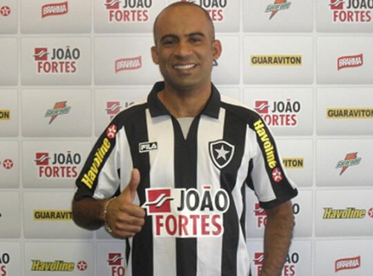 Lembra dele? Alexandre Oliveira: o ‘sheik’ de apenas um gol no Botafogo Lembra dele? Alexandre Oliveira: o ‘sheik’ de apenas um gol no Botafogo