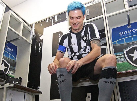 Felipe Neto perdoa Botafogo por dívida de mais de R$ 100 mil Felipe Neto perdoa Botafogo por dívida de mais de R$ 100 mil