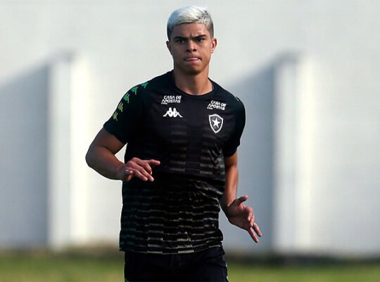 Fernando tem renovação emperrada com o Botafogo e recebe propostas de Porto e Lille Fernando tem renovação emperrada com o Botafogo e recebe propostas de Porto e Lille
