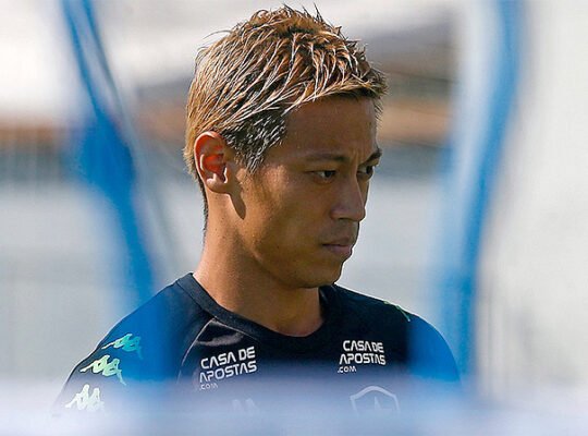 Honda, do Botafogo, mantém forma correndo em orla de praia no Rio Honda, do Botafogo, mantém forma correndo em orla de praia no Rio