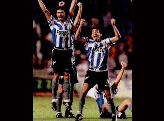 Esse dia foi fogo! Com camisa do La Coruña, Botafogo usou tática para ganhar torcida e ser campeão sobre a Juventus Esse dia foi fogo! Com camisa do La Coruña, Botafogo usou tática para ganhar torcida e ser campeão sobre a Juventus