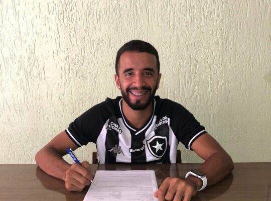 Caio Alexandre comemora renovação e se declara: ‘O Botafogo é tudo na minha vida’ Caio Alexandre comemora renovação e se declara: ‘O Botafogo é tudo na minha vida’