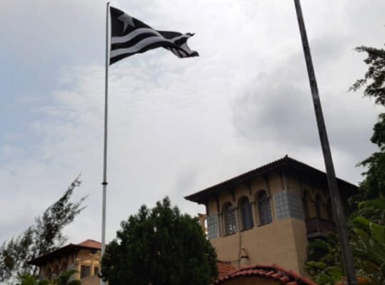 Botafogo demitiu até agora 45 funcionários e ainda deve 80% dos salários de fevereiro Botafogo demitiu até agora 45 funcionários e ainda deve 80% dos salários de fevereiro
