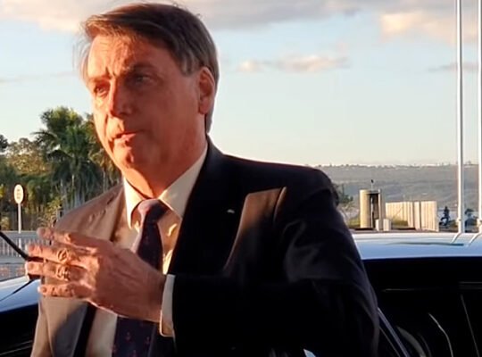 Bolsonaro diz que retorno do futebol no Rio está ‘nas mãos’ de Crivella: ‘Espero que ele autorize’ Bolsonaro diz que retorno do futebol no Rio está ‘nas mãos’ de Crivella: ‘Espero que ele autorize’