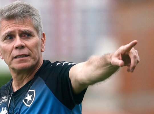 Técnico do Botafogo critica posição de Flamengo e Vasco sobre volta do futebol: ‘É muito preocupante’ Técnico do Botafogo critica posição de Flamengo e Vasco sobre volta do futebol: ‘É muito preocupante’
