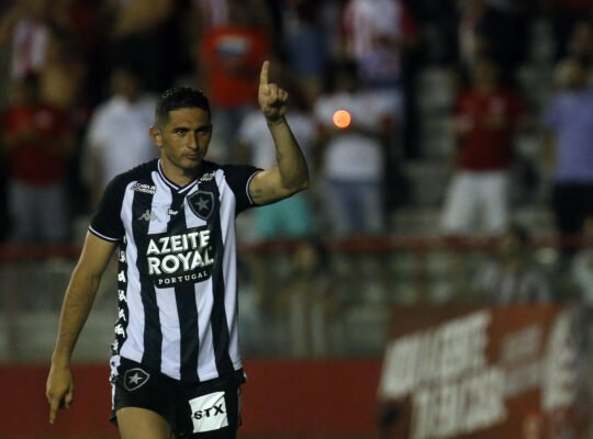 Danilo Barcelos elogia posição do Botafogo sobre volta do futebol e vê possível redução salarial como normal Danilo Barcelos elogia posição do Botafogo sobre volta do futebol e vê possível redução salarial como normal