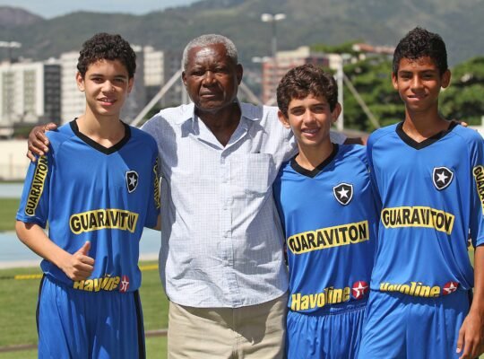 Demissão de ídolo do Botafogo devido à pandemia gera revolta na torcida Demissão de ídolo do Botafogo devido à pandemia gera revolta na torcida