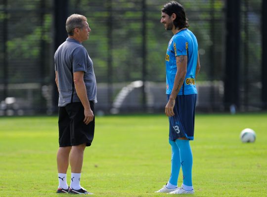 Oswaldo de Oliveira revela real motivo de saída de Loco Abreu do Botafogo em 2012: ‘Decisão irrevogável’ Oswaldo de Oliveira revela real motivo de saída de Loco Abreu do Botafogo em 2012: ‘Decisão irrevogável’